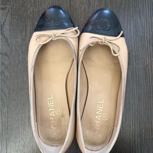 CHANEL Two-Tone Beige and Black Flats size 38 (7.5-8)